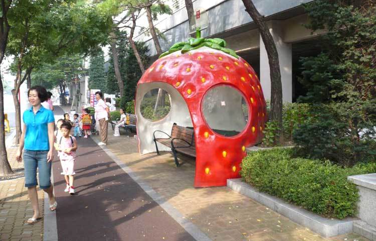 স্ট্রবেরি বাসস্টপেজ : ব্যতিক্রমী এ বাসস্টপেজটি জাপানের নাগাসাকির ইশায়া সিটিতে অবস্থিত। ১৯৯০ সালের ট্রাভেল এক্সপোর জন্য এখানে মোট ১৬টি বিচিত্র বাসস্টপেজ নির্মাণ করা হয়।