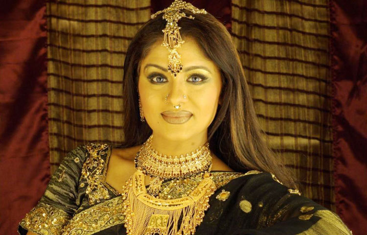 সুধা চন্দ্রন : ১৯৮১ সালে এক বাস দুর্ঘটনায় পা কাটা পড়ে ভরতনাট্যম শিল্পী সুধা চন্দ্রনের। তার জীবন নিয়ে &lsquo;নাচে ময়ুরী&rsquo; বলে একটি হিন্দি ছবিও তৈরি হয়েছিল।