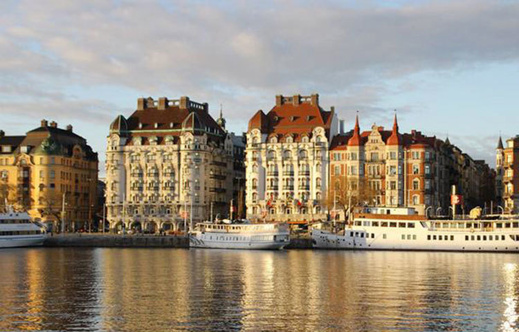 সুইডেনে ২০ ঘণ্টা রোজা : এ দেশে&nbsp; ইফতারের মাত্র চার ঘণ্টা পরই সেহরি খেতে হয়। সুইডেনের মুসলমানদের অনেক দিন সেহরির ২০ ঘণ্টা পর ইফতার খেতে হয়।