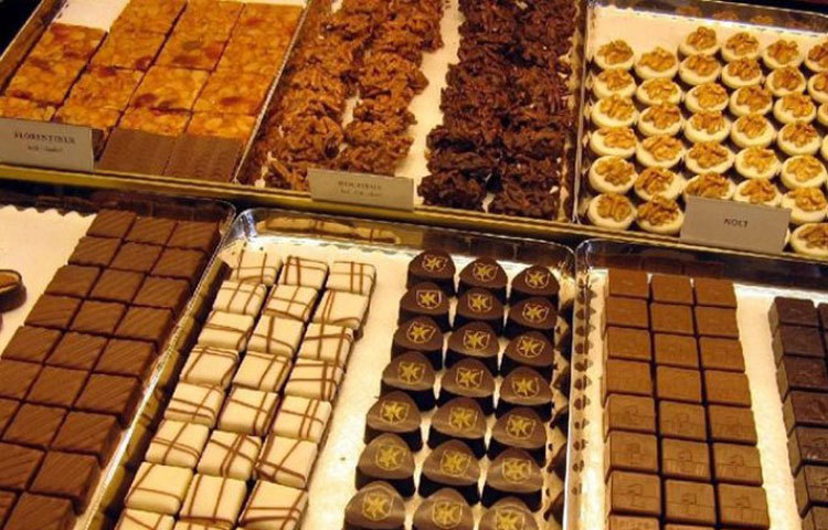 সুইজারল্যান্ড : সারা বিশ্বে জনপ্রিয়তায় তৃতীয় স্থানে রয়েছে সুইস চকলেট। টবলেরন, সুইস আর্মি, কেলার&nbsp; নেসলে জনপ্রিয় সুইস চকলেট ব্র্যান্ড।