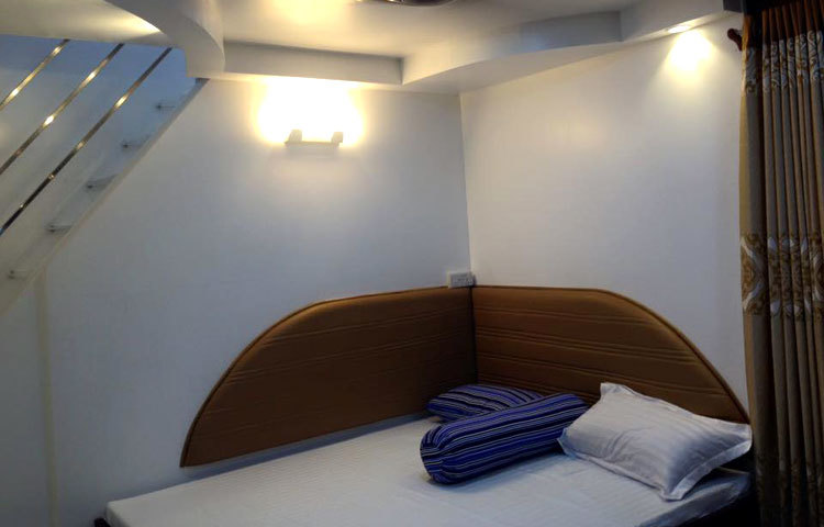 কেবিন আলোকিত করতেও রয়েছে বর্ণীল বৈদ্যুতিক আলোকসজ্জা।