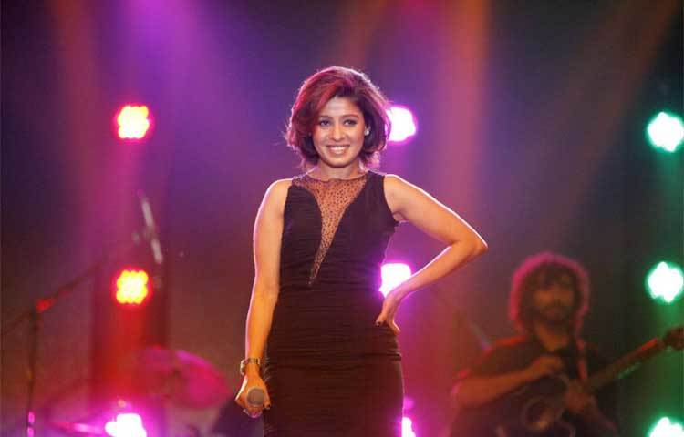 ভারতীয় জনপ্রিয় সংগীতশিল্পী সুনিধি চৌহান শুধু ভালো গান পরিবেশন কারণেই নয়, সুশ্রী রূপের জন্যও ভক্তদের হৃদয় জয় করেছেন।