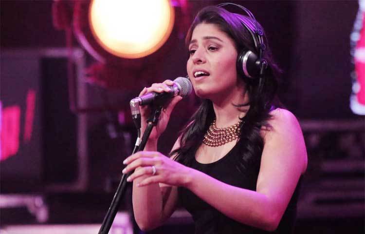 শৈশব থেকেই সুনিধি বিভিন্ন প্রতিযোগিতা এবং অনুষ্ঠানে অংশগ্রহণ করতে শুরু করেন।