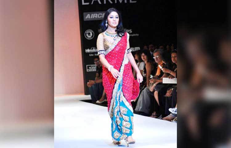 সুনিধি ১৯৯৫ সালে এক অ্যাওয়ার্ড অনুষ্ঠানে সঙ্গীত পরিচালক ও গায়ক আদেশ শ্রীবাস্তব তার গান খুব পছন্দ হয় এবং তাকে দিয়ে &lsquo;শাস্ত্র&rsquo; ছবিতে একটি গান গাওয়ান।