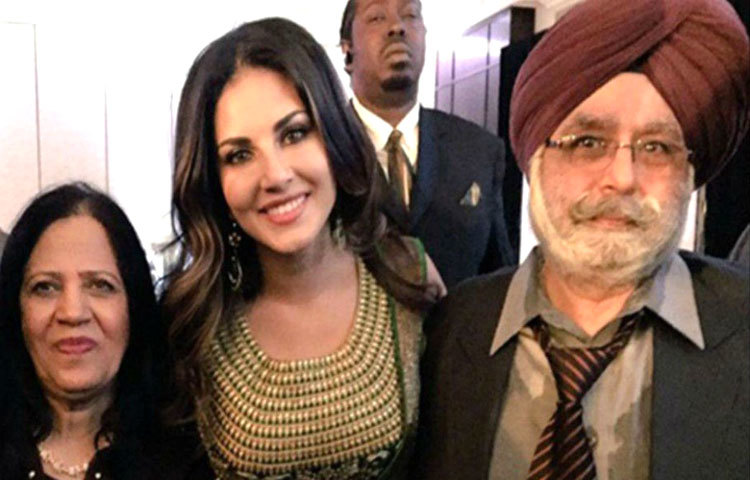 বাবা মা-র সঙ্গে আদরের মেয়ে সানি।