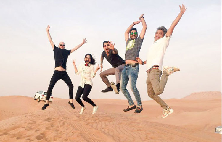 দুবাইয়ের মরুভূমিতে বন্ধুদের নিয়ে উল্লাসে মেতেছে সানি।