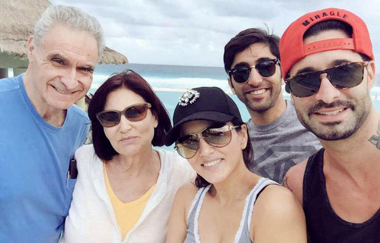 পরিবারের সঙ্গে ছুটি কাটাচ্ছেন সানি।