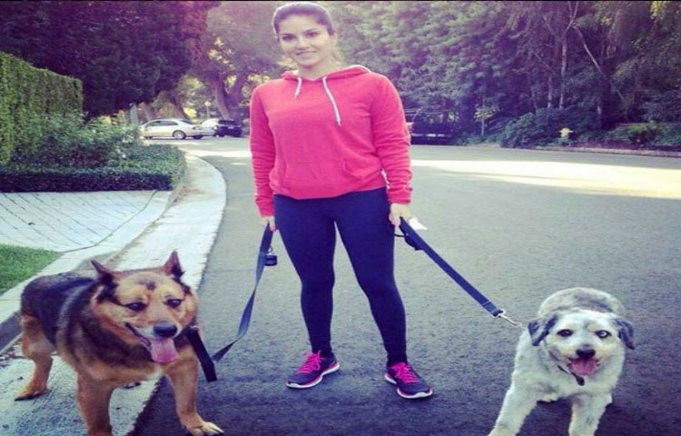 মর্নিং ওয়াকে বেরিয়েছেন সানি। সঙ্গে তার প্রিয় দুই দেহরক্ষী।