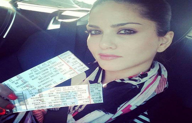 &nbsp;প্লেনে উঠতে চলেছেন সানি। হাতে ধরা রয়েছে টিকিট।