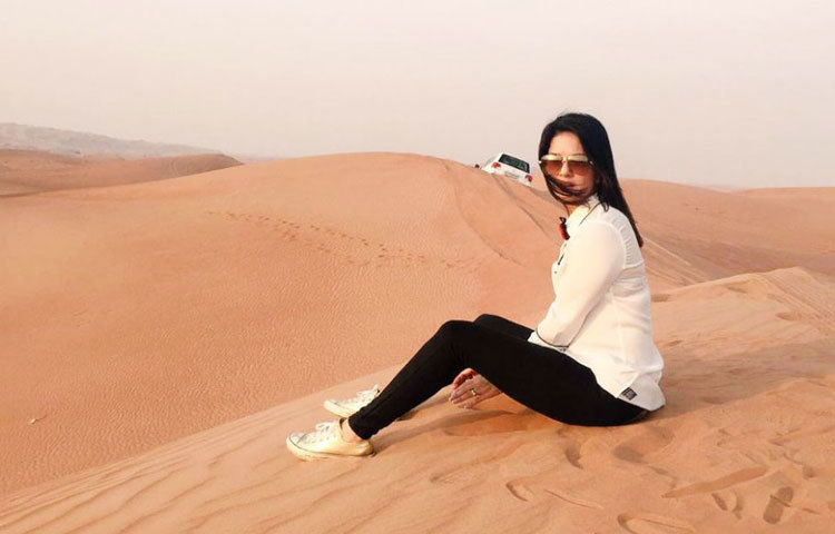 দুবাইয়ের উত্তপ্ত মরুভূমিতে একাকী বসে আছে সানি।