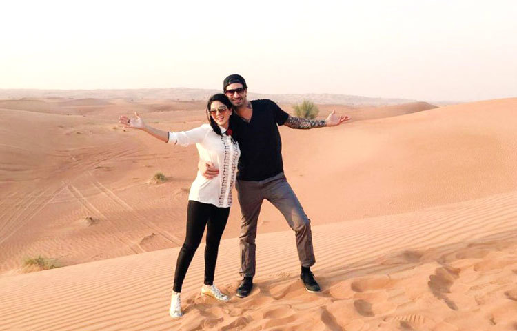 মরুভূমির বালুকা রাশিতে দাঁড়িয়ে বন্ধুকে নিয়ে উচ্ছ্বসিত সানি।