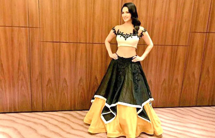 এবার দুবাইয়ে গিয়ে সানি বেশ কয়েকটি ফ্যাশন শোতে অংশ নিয়েছেন। একটি ফ্যাশন শোতে অংশ নেওয়ার আগে সানি এভাবে ক্যামেরাবন্দি হয়েছেন।