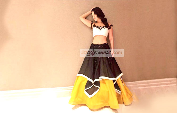 ফ্যাশন শোতে অংশ নেওয়ারপরে ফটোশুটে সানি।