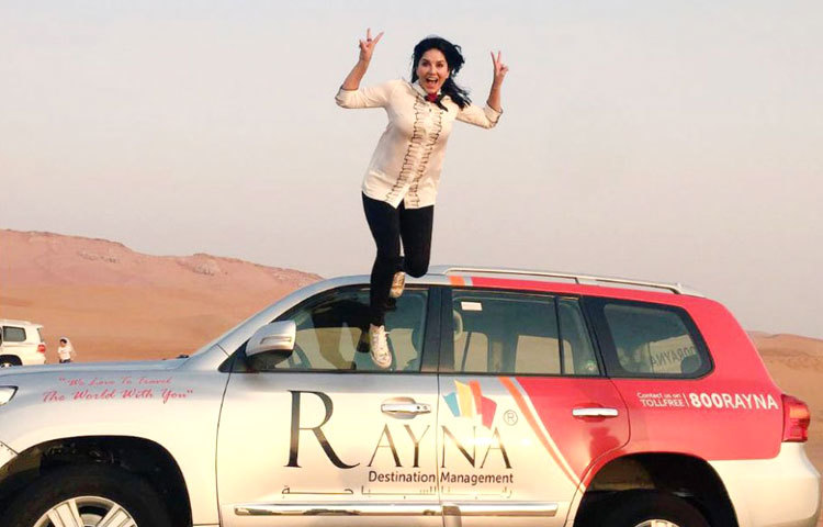 উড়ন্ত সানি। এক লাফে গাড়ির এক মাথা থেকে অন্য মাথায় উড়ে এসেছেন তিনি।