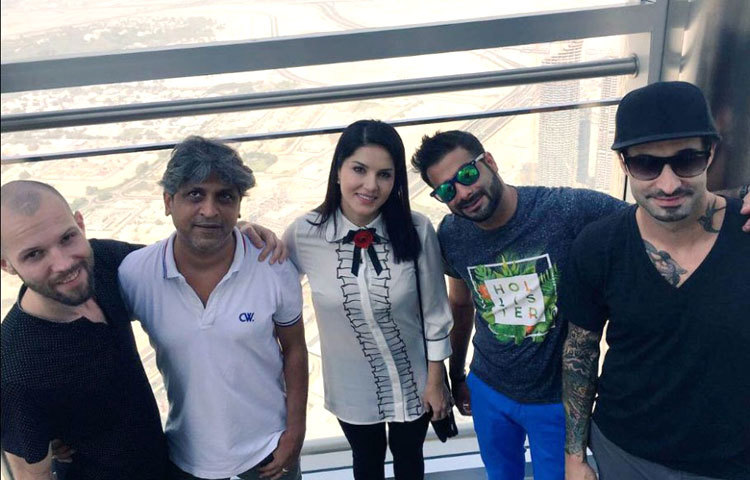 বিশ্বের নানা প্রান্তে রয়েছে সানির অনেক বন্ধু। তাই দুবাই এসেও বন্ধুদের সঙ্গে আড্ডা দিতে ভুল করেননি।