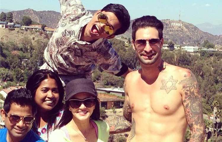 স্বামী আর বন্ধুদের সঙ্গে সানি। খালি গায়ে, ট্যাটু আঁকা যে ব্যক্তি তিনিই সানির স্বামী ড্যানিয়েল ওয়েবার।