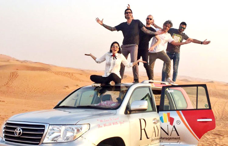 সানি তার বন্ধুদের নিয়ে দুবাইয়ের মরুভূমি ভ্রমণে বের হয়েছেন।
