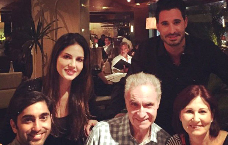 নিজের শ্বশুর, শ্বাশুড়ি আর স্বামীর সঙ্গে সানি। সামনে বসে রয়েছেন যে বয়স্ক ব্যক্তি ও ভদ্রমহিলা তারাই সানির শ্বশুর ও শাশুড়ি।