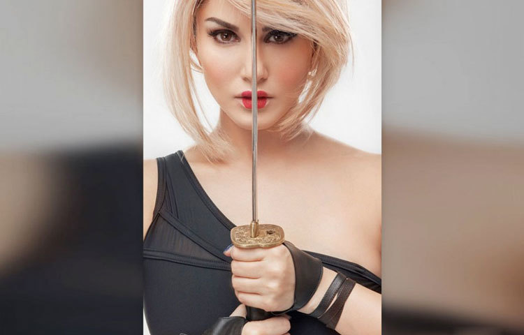 একজন যোদ্ধা নারীর বেশে তলোয়ার উঁচিয়ে সানি।