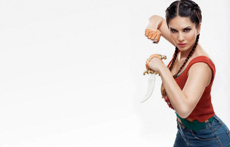 হাতে ছুরি, বাঘিনী রূপে এগিয়ে চলছেন সানি লিওন।