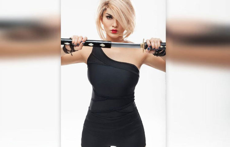 এখনই বুঝি সানি কারো প্রতি চড়াও হবেন।