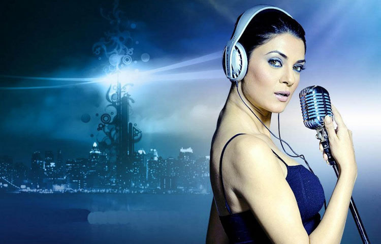 সুস্মিতা সেন : খোলা আকাশের নীচে গোসল করতে ভালবাসেন তিনি। সে জন্য এই বিশ্ব সুন্দরী তার বাড়ির ছাদের উপর বাথটবও লাগিয়েছেন।