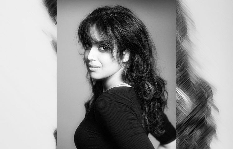 স্বরার ক্যারিয়ার শুরু হয় ২০০৯ সালে &lsquo;মাধোলাই কিপ ওয়াকিং&rsquo; ছবিতে অভিনয়ের মধ্য দিয়ে।