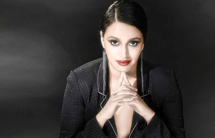 &lsquo;রনঝনা&rsquo; ছবিতে অনবদ্য অভিনয়ের জন্য ফিল্ম ফেয়ারের &lsquo;বেস্ট সাপর্টিং&rsquo; অভিনেত্রীর সম্মান লাভ করেন স্বরা।