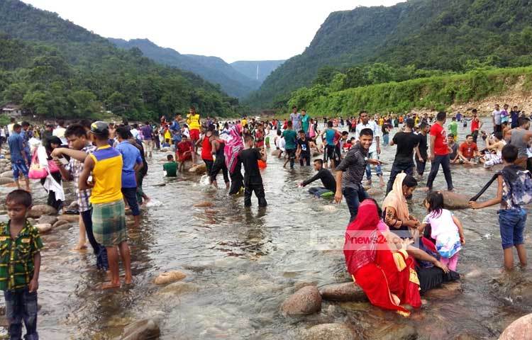 দেশের একমাত্র জলারবন রাতারগুল, বিছনাকান্দি ও জাফলং পর্যটকদের পদচারণায় মুখর হয়ে উঠেছে। ছবি : ছামির মাহমুদ।