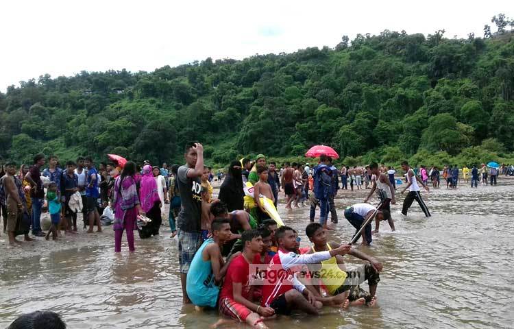প্রকৃতি কন্যা জাফলং ভরে উঠেছে প্রাণের ছোঁয়ায়। পর্যটন কেন্দ্র বিছনাকান্দিতেও রয়েছে পর্যটকের উপচে পড়া ভিড়। ছবি : ছামির মাহমুদ।