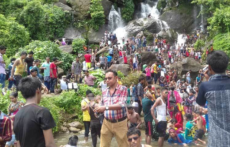 রাতারগুল সোয়াম ফরেস্ট ও পান্তুমাইয়ের ফাটাছড়া ঝর্ণাধারাও হাজারো পর্যটকের পদচারণায় ছিল মুখরিত। ছবি : ছামির মাহমুদ।