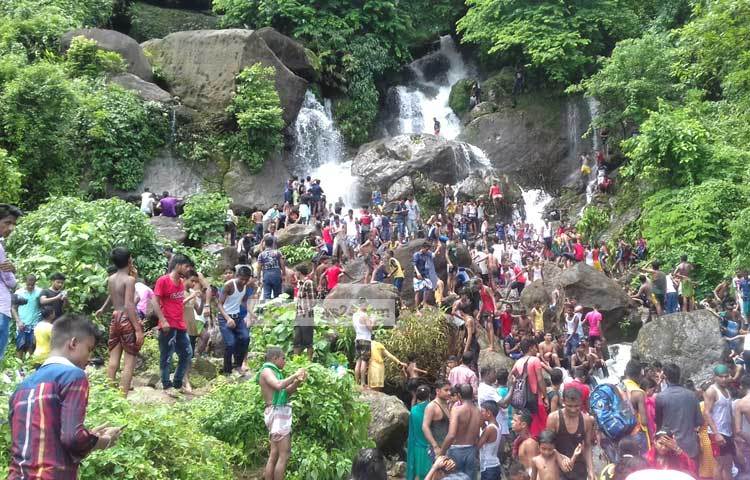 এই পর্যটন কেন্দ্রগুলোর সৌন্দর্যে খুব সহজেই আকৃষ্ট করে আগত পর্যটকদের। ছবি : ছামির মাহমুদ।