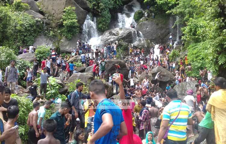 ভারতের মেঘালয় পর্বতের পাদদেশে নৈসর্গিক সৈৗন্দর্যের লীলাভূমি প্রকৃতি কন্যা জাফলং। সিলেটের সীমান্ত জনপদ গোয়াইনঘাট উপজেলার জাফলং পর্যটন কেন্দ্র হিসেবে দেশ-বিদেশে বেশ পরিচিত। ছবি : ছামির মাহমুদ।