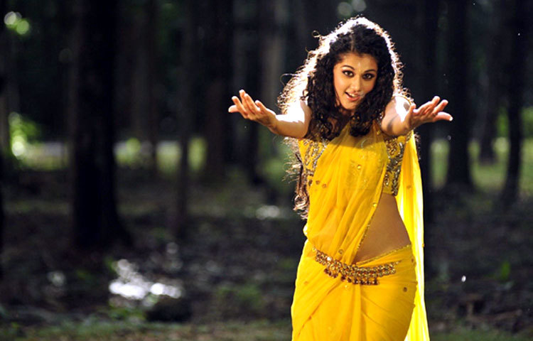 নৃত্যের তালে তাপসী। ভালো অভিনয়ের পাশাপাশি নৃত্য পরিবেশনেও তাপসী সমান পারদর্শী।