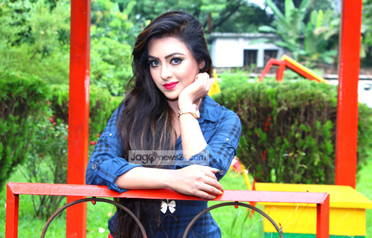 খোলা চুলে সবুজ প্রকৃতির মাঝে নিজেকে মেলে ধরেছেন তাসনয়িা। সময় পেলেই তিনি প্রকৃতির কাছে তিনি ছুটে যান। ছবি : এসডি প্রিন্স।