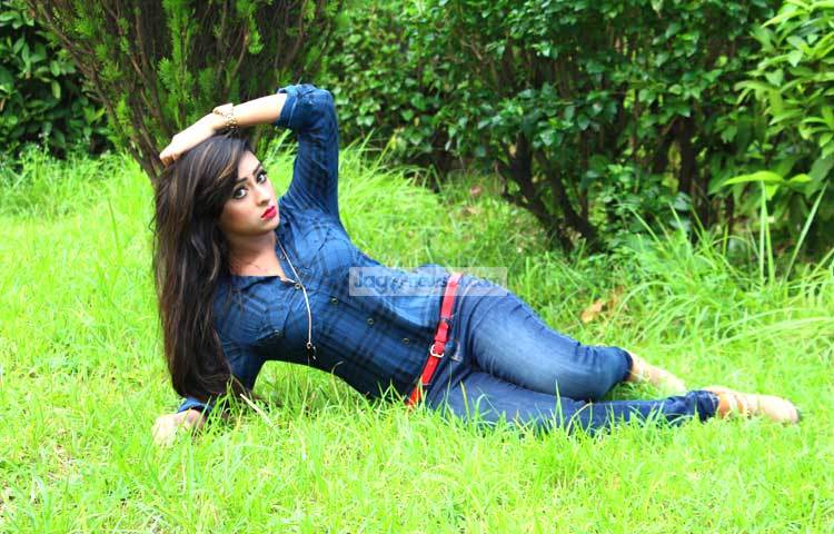 সবুজ ঘাসের জমিনে শান্ত স্নিগ্ধ তানহা তাসনিয়া। ছবি : এসডি প্রিন্স।