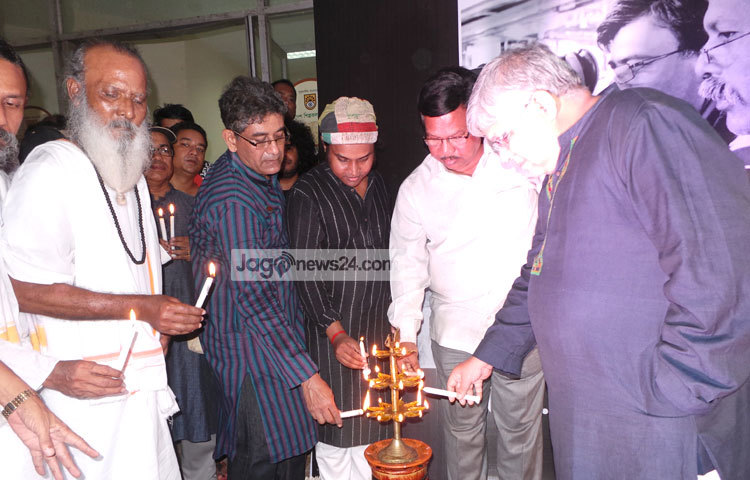 শিল্পকলা একাডেমিতে তারেক মাসুদ ও মিশুক মুনীর স্মরণ অনুষ্ঠানের আয়োজন করা হয়। এতে নাট্যজন লিয়াকত আলী লাকী ও নির্মাতা মোরশেদুল ইসলামসহ সাংস্কৃতিক অঙ্গনের অনেকেই শ্রদ্ধা জানাতে আসেন। ছবি : মাহবুব আলম।