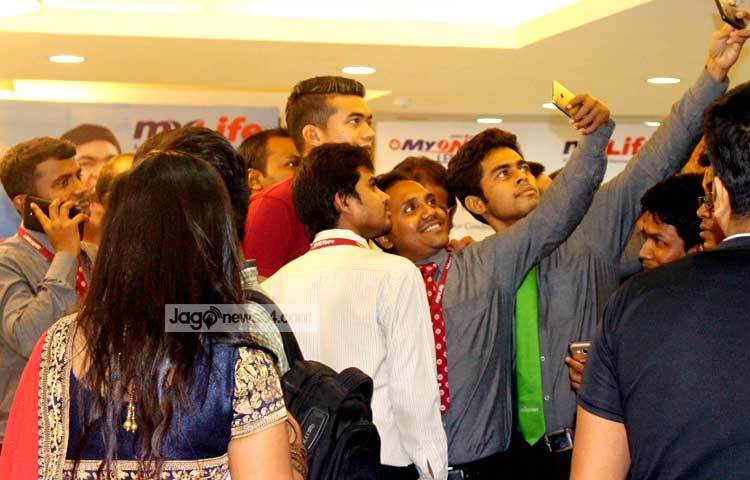 ব্র্যান্ড অ্যাম্বাসেডর হিসেবে এখন থেকে তাসকিনকে এই প্রতিষ্ঠানের পণ্যের প্রচার কার্যক্রমে দেখা যাবে। ছবি : বিপ্লব দিক্ষিৎ।