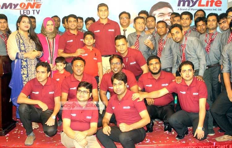 বৃহস্পতিবার (১৯ মে) রাজধানীর একটি হোটেলে অনাড়ম্বর অনুষ্ঠানের মাধ্যমে তাসকিন আহমেদকে ব্র্যান্ড অ্যাম্বাসেডর হিসেবে ঘোষণা করা হয়। ছবি : বিপ্লব দিক্ষিৎ।