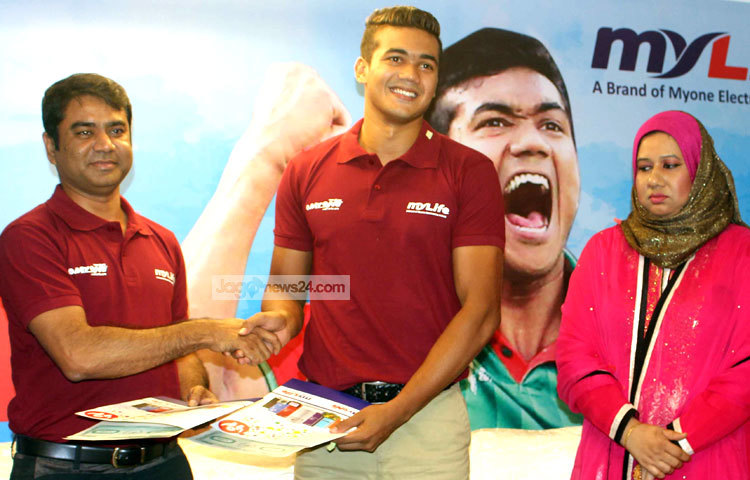 ব্র্যান্ড অ্যাম্বাসেডর চুক্তিস্বাক্ষর অনুষ্ঠানে হাস্যোজ্জ্বল তাসকিন। ছবি : বিপ্লব দিক্ষিৎ।