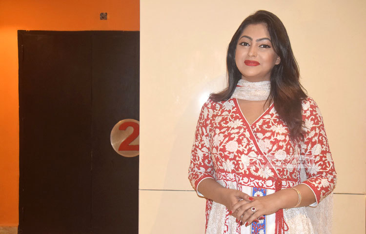 &lsquo;অজ্ঞাতনামা&rsquo; ছবিটির প্রিমিয়ার শোতে হাস্যোজ্জ্বল চিত্রনায়িকা নিপুণ। ছবি: মাহবুব আলম।