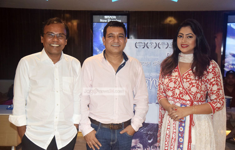 প্রিমিয়ার শোতে ক্যামেরাবন্দি হয়েছেন অভিনেতা ফজলুর রহমান বাবু, তৌকীর আহমেদ ও চিত্রনায়িকা নিপুণ। ছবি: মাহবুব আলম।