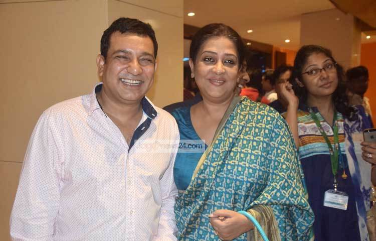 প্রিমিয়ার শোতে শুভেচ্ছা জানাতে এসেছিলেন নন্দিত অভিনেত্রী সুবর্ণা মুস্তাফা। এ সময়ে হাস্যোজ্জ্বল ভঙ্গিতে তৌকীর ক্যামেরাবন্দি হয়েছেন। ছবি: মাহবুব আলম।