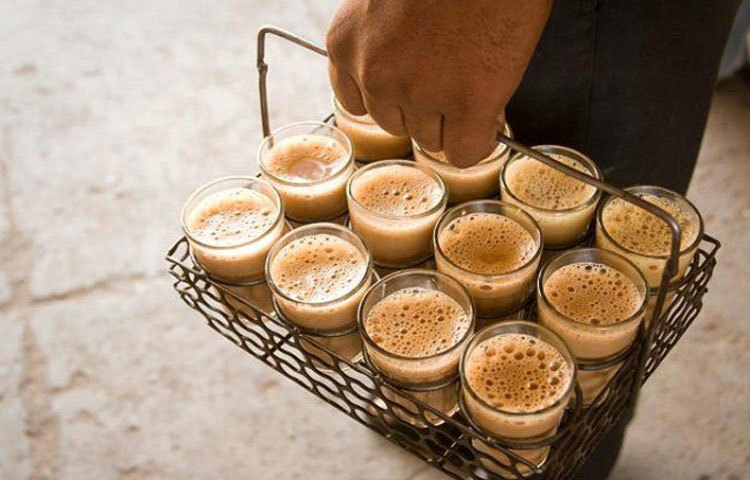 চা-কফি : টেবিলে চা-কফির উপস্থিতিতে বন্ধু দিবসের গল্পের আসর আরো জমে উঠবে। চা-কফিতে পেট না ভরলেও গলা ভিজলেই হল।