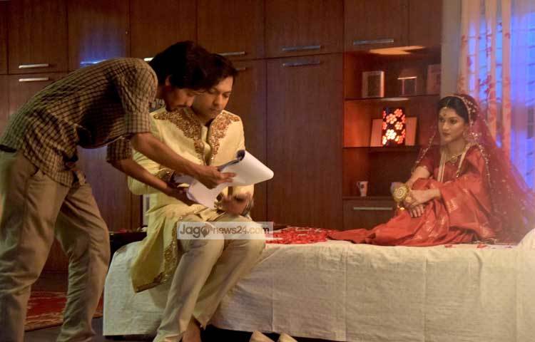 নাটকের গল্প তাহসানকে বুঝিয়ে দেওয়া হচ্ছে। অন্যদিকে মিথিলা দৃশ্য ধারণের জন্য বসে আছেন। ছবি : মাহবুব আলম।