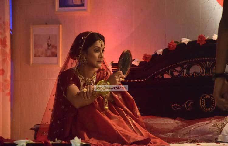 আয়নায় নিজেকে দেখে নিচ্ছেন মিথিলা। ছবি : মাহবুব আলম।