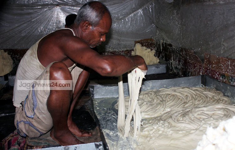 অস্বাস্থ্যকর পরিবেশে তৈরি এসব লাচ্ছা সেমাই স্থানীয়ভাবে বাজারজাত করা হচ্ছে দেদারছে। ছবি : রবিউল এহ্সান রিপন।