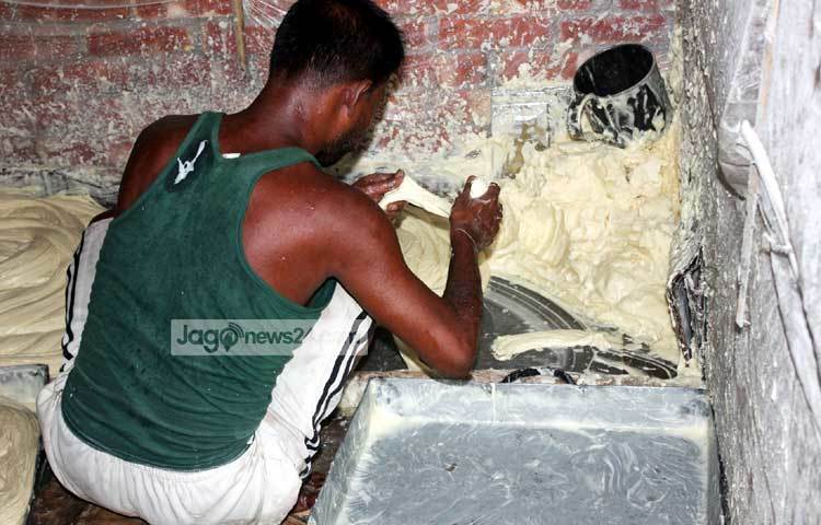 জানা গেছে, অধিকাংশ লাচ্ছা তৈরির কারখানা বিএসটিআই এর অনুমোদন ছাড়া প্রতিষ্ঠিত। এছাড়া যে সকল কারখানা গড়ে উঠেছে&nbsp; সেগুলোতে মানা হচ্ছে না কোনো হাইজিন নিয়মনীতি। ছবি : রবিউল এহ্সান রিপন।