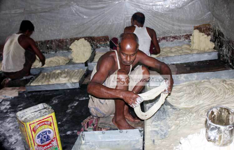 নামি-দামি অনেক কোম্পানির লেভেল লাগিয়ে স্থানীয়ভাবে তৈরি এসব লাচ্ছা বাজারজাত করে আসছে মালিকরা। ছবি : রবিউল এহ্সান রিপন।