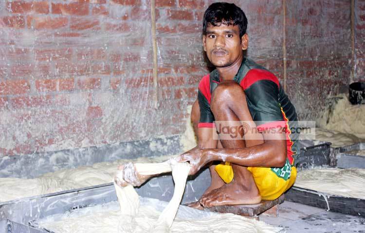 বিশেষ করে ভেজাল বিরোধী অভিযান শিথিল হয়ে পড়ায় লাচ্ছা সেমাই&nbsp; তৈরির ধুম পড়েছে। ছবি : রবিউল এহ্সান রিপন।